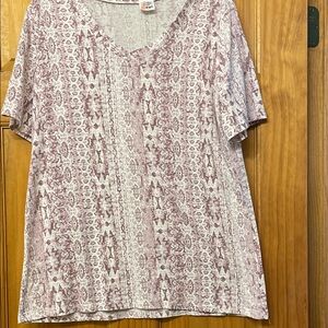 Elegant Mauve Patterned V-Neck Tee